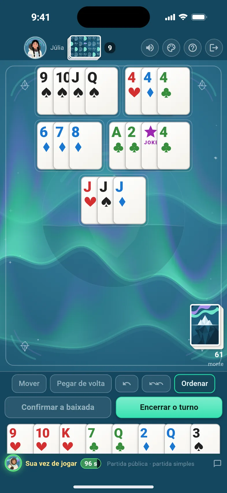 Uma partida online contra Júlia: o avatar dela, as cartas dela e o contador em cima, a sua mão embaixo